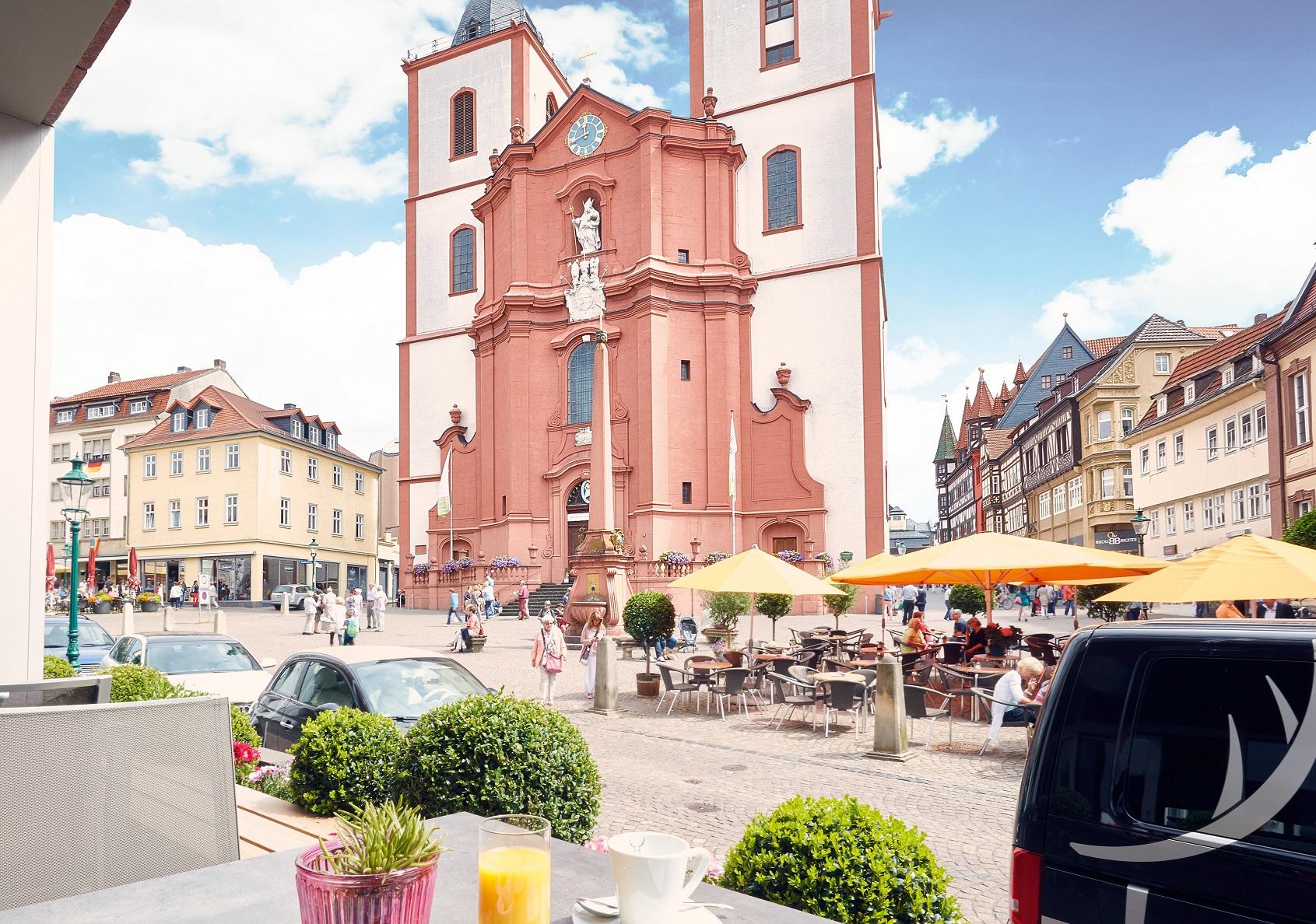platzhirsch-007 Blick zur Stadtpfarrkirche klein.jpg